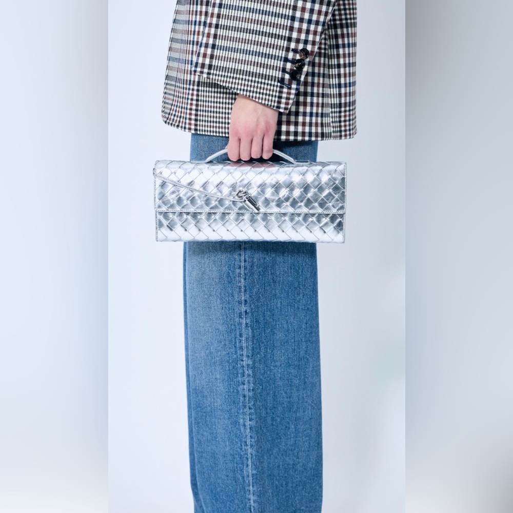 🔥 Bottega Veneta Andiamo clutch silver Vegan leather